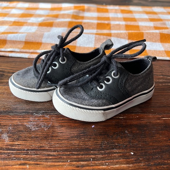 Toddlers shoes size 5 - Picture 1 of 3